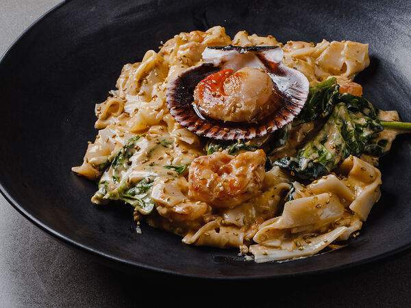 Gray Goose cafe - Рисовая лапша с морепродуктами в сливочном соусе