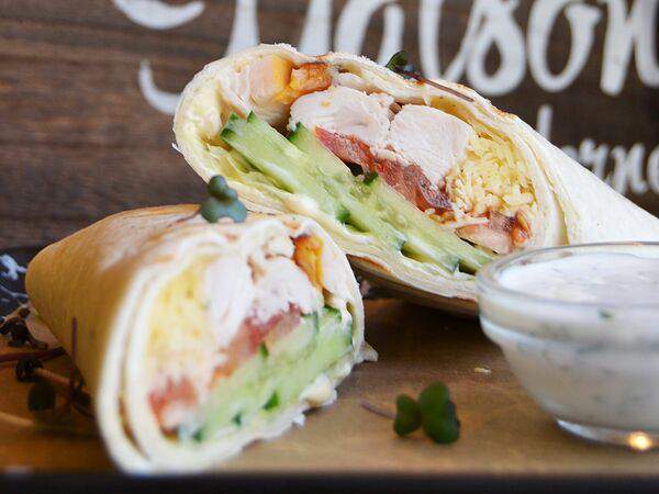 Pankoff Bakery - Ролл с копчёной курицей