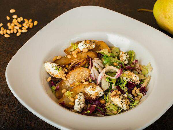 Fish & Grill - Салат из жареных груш с творожным сыром