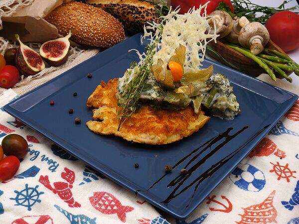 Кафе-пекарня Susser - Куриная грудка в сырной корочке с брокколи