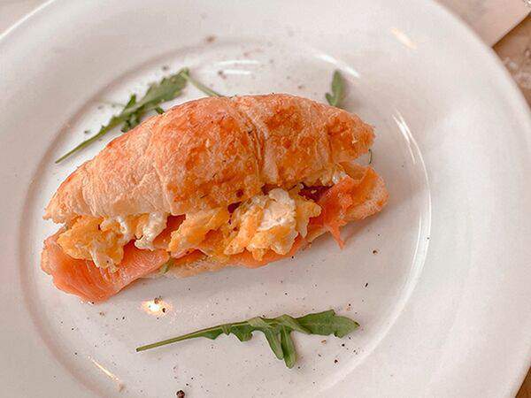 Чайковский - Французский круассан с омлетом и лососем