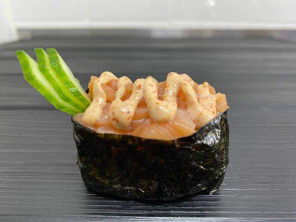Crystal Sushi & Rolls - Гункан с семгой