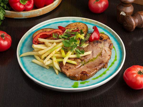 Абсолютъ - Свиная шейка в соусе барбекю с овощами и картофелем фри