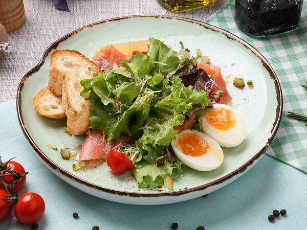 Caffe la vita - Микс-салат со слабосоленым лососем