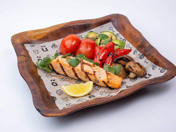 Персонажи - Лосось с овощами на гриле