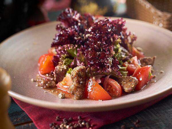 Дикая утка - Салат с печенью, томатами и халвой