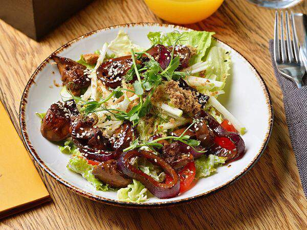 Базилик - Теплый салат с куриной печенью