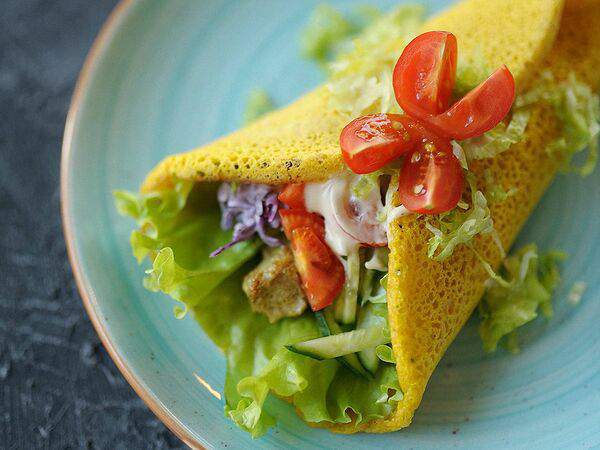 Лакшми - Овощной ролл в гороховой лепешке с шампиньонами