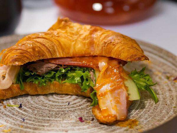 Ресторан Строгов - Круассан с ветчиной, сыром чеддер и овощами