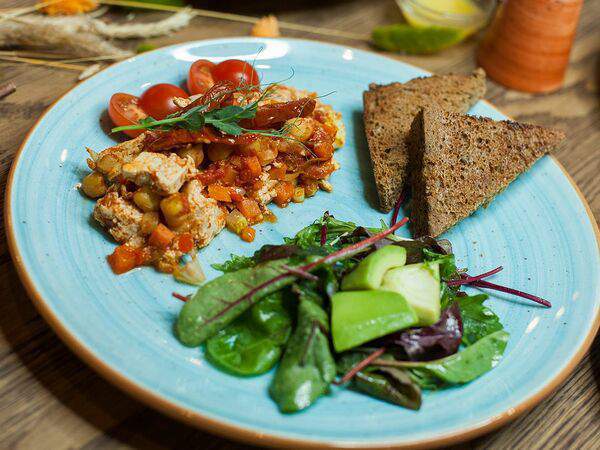 Лакшми - Болтунья из шёлково тофу с нутом и овощами