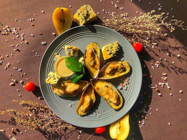 Рыбаs - Мидии киви, запеченные в соусе Блю Чиз