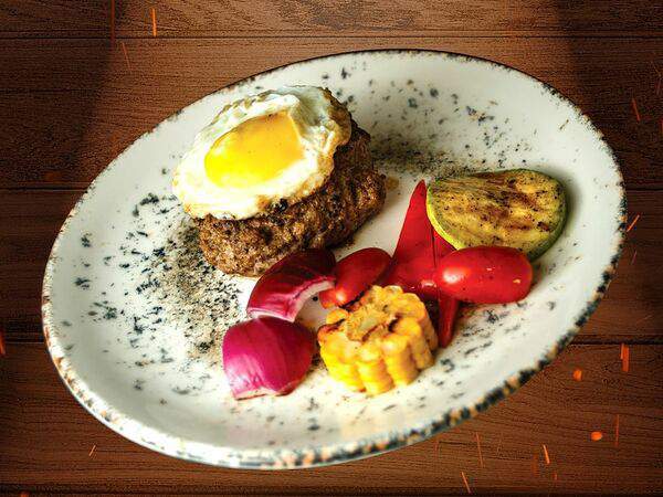 Bizon Grill Pub - Бифштекс из телятины с овощами гриль