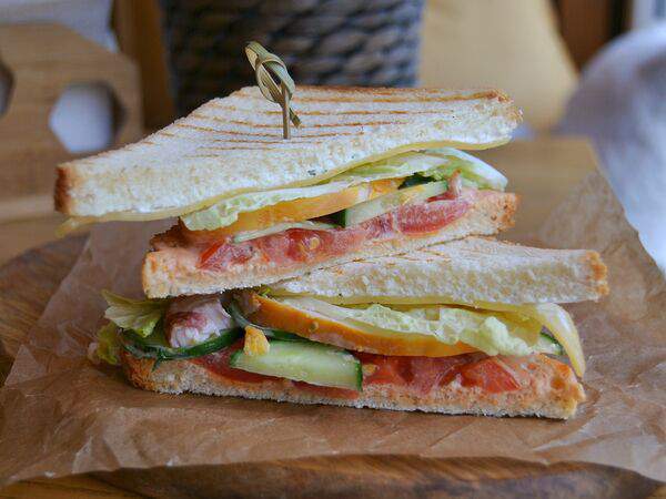 Кофейня Pankoff Bakery - Сэндвич с копчёной курицей и овощами