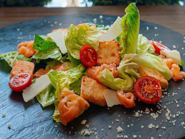 Крафт-кафе Вжарим - Салат Цезарь с лососем