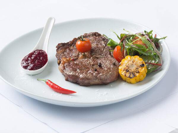 Ресторан Boho - Стейк из говядины под брусничным соусом