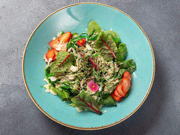 Goya - Чука со шпинатом, клубникой и кунжутом