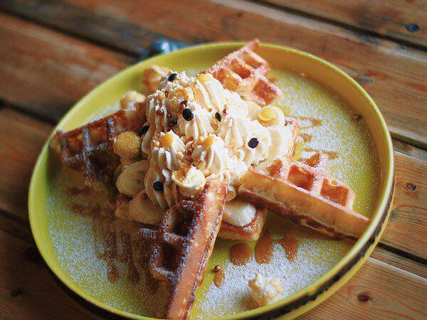 Coffee Therapy - Вафля Рафаэлло с кокосовым кремом и миндалем