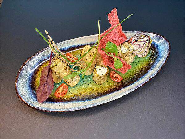 Lukum lounge cafe - Рулетики из молодых кабачков с сыром фета приправленные специями