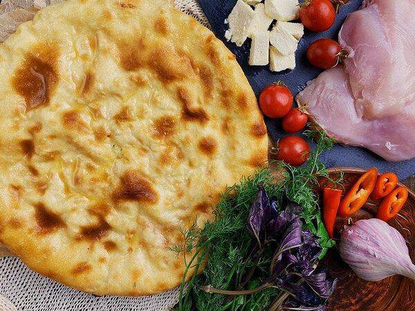 Осетинские пироги - Пирог с курицей, сыром и помидорами