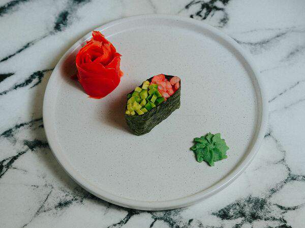 Роллы на районе - Суши с салатной креветкой и авокадо