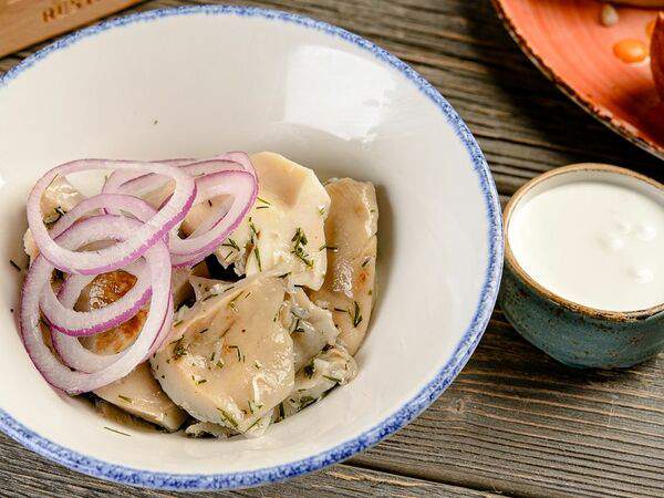 Веранда - Соленые грузди с красным луком и сметаной