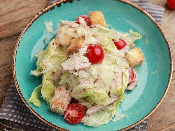 Большие Тарелки - Салат Цезарь с курицей