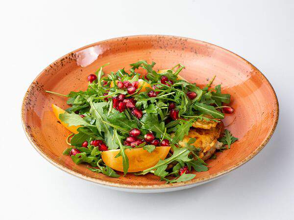 Персонажи - Салат с жареным сыром сулугуни и рукколой