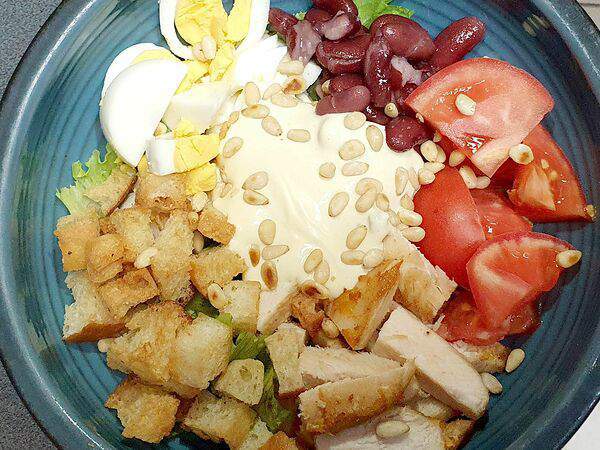 Мама Мия - Салат с курицей, фасолью и гренками