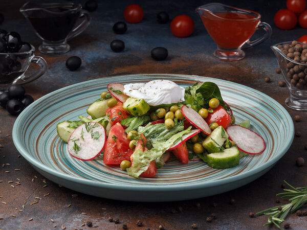 Blackwood - Деревенский салат с яйцом пашот и свежими овощами