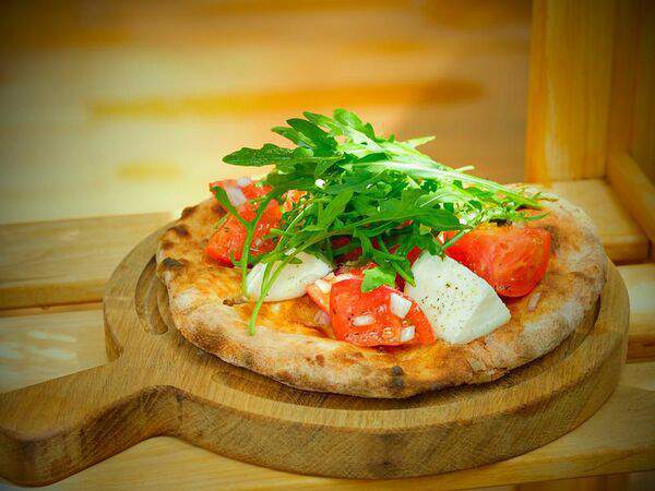 Сыроварня - Фокачча с Моцареллой, помидорами и рукколой