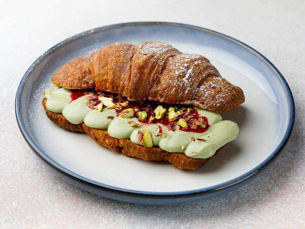 Гости - Круассан с фисташковым кремом и малиновым соусом