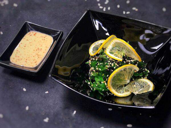 Кацумото - Салат Чука с ореховым соусом