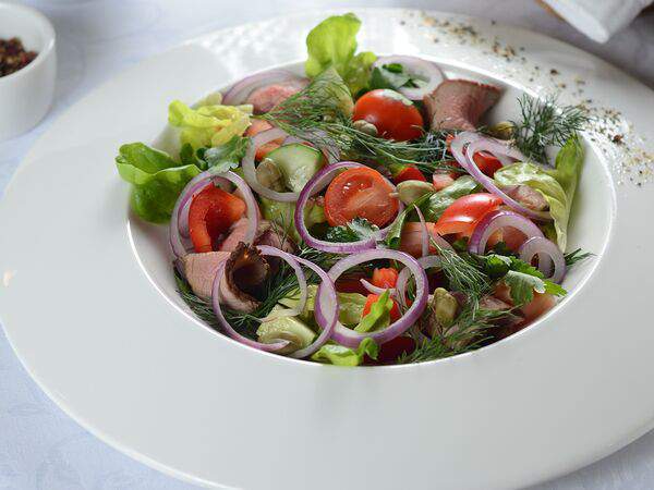 Матрёшка - Салат с говядиной и свежими овощами