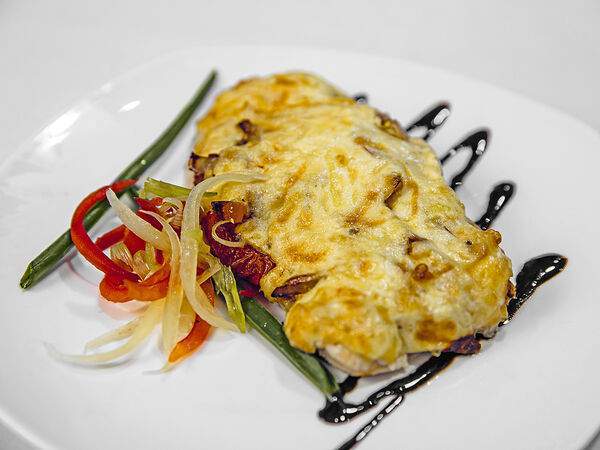 Кафе русской кухни  Береза - Филе куриное под сырной корочкой со стручковой фасолью