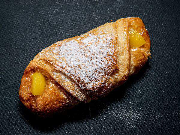 Французская пекарня & French Bakery - Круассан с абрикосовым джемом