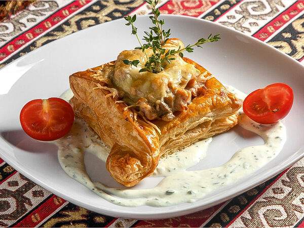 Кавказская пленница - Жюльен с мясом куры и грибами на воловане