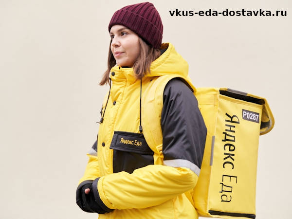 Девушка-курьер работает в Яндекс Еде
